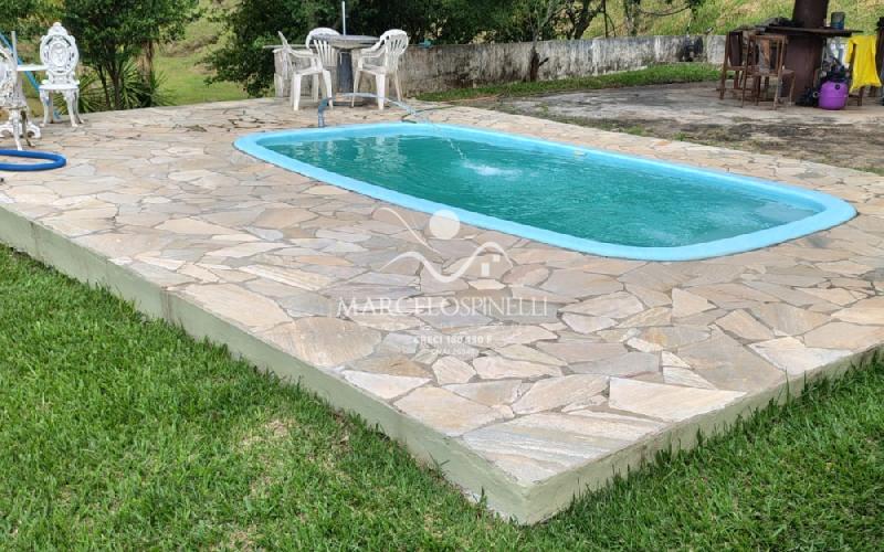 Chácara com  2 tanques de peixes e 4 nascentes de agua captada.