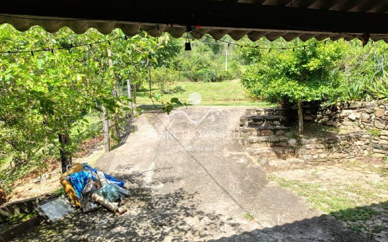 Chácara com  2 tanques de peixes e 4 nascentes de agua captada.