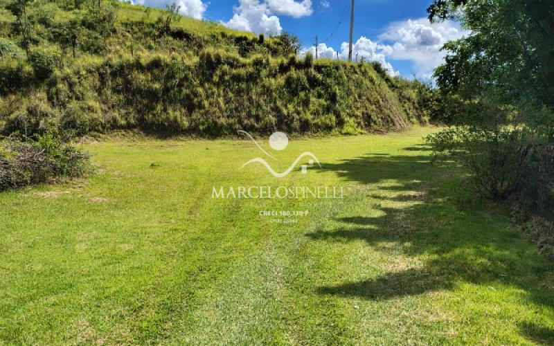 Chácara com  2 tanques de peixes e 4 nascentes de agua captada.