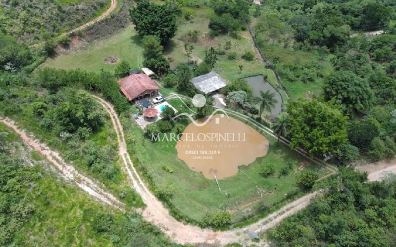 Chácara com  2 tanques de peixes e 4 nascentes de agua captada.