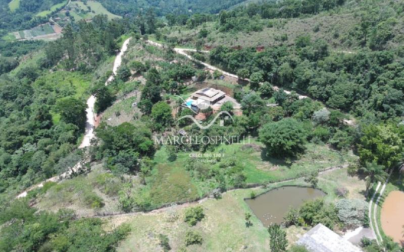 Chácara com  2 tanques de peixes e 4 nascentes de agua captada.