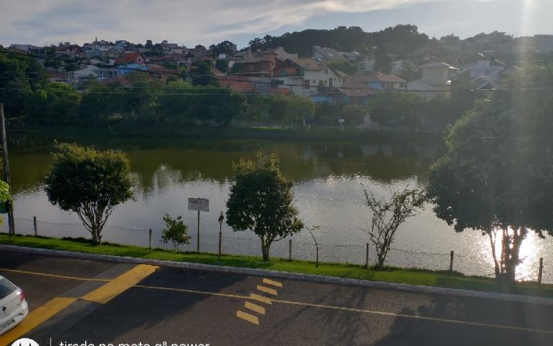 Casa Maria Andrade de frente para o lago.