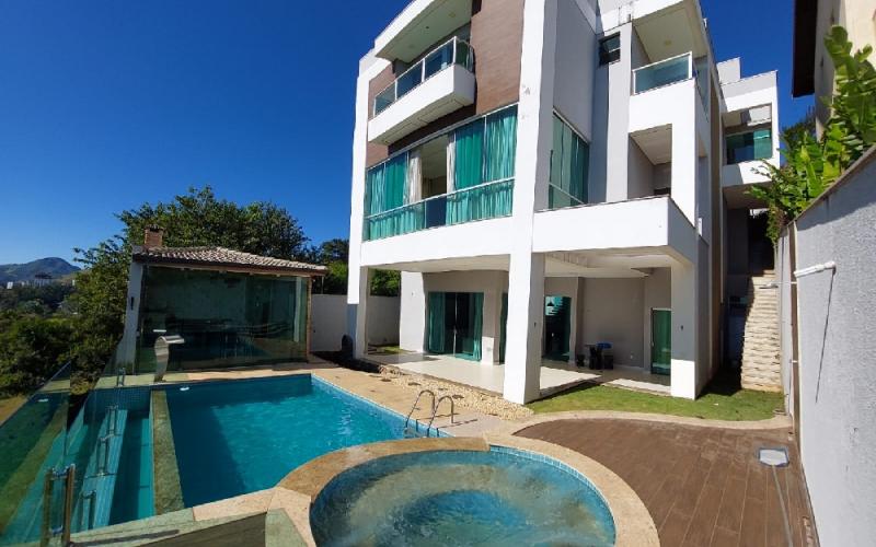 Casa  altissimo  padrão. Vista exuberante para as montanhas. Bairro nobre da cidade.