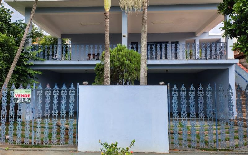 Casa Bairro Meridien com arvores frutíferas e espaço para  horta.