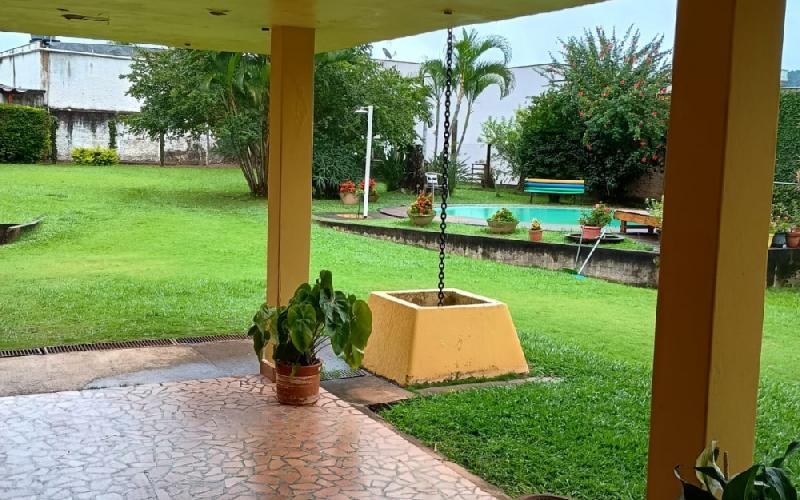 Casa Ideal para pousada, clinica, Piscina com agua mineral. Pés de frutas.