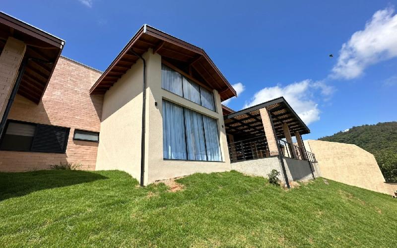 Casa  auto suficiente em produção de energia elétrica, cisterna com 10 mil m³ de agua de chuva com sistema de filtros e bomba. Mobiliada. Vista maravilhosa.