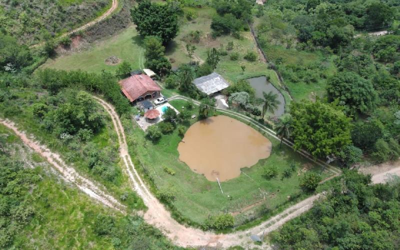 Chácara com  2 tanques de peixes e 4 nascentes de agua captada.